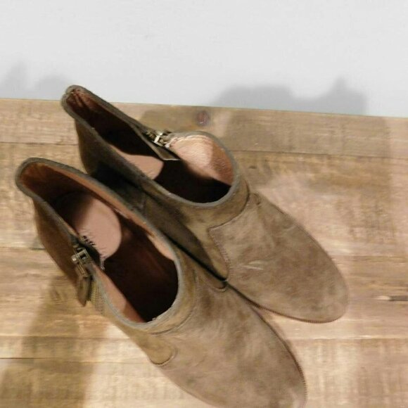 Madewell The Janice Boot in Suede Darkest Olive - Picture 3 of 4